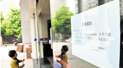 法院運用身份證讀卡器等設(shè)備進行安全檢查